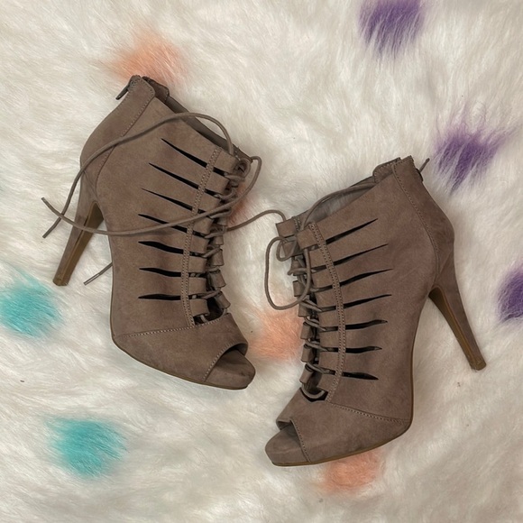 Fergalicious Woman’s Brown Suede Stiletto Heels Size 7M - Picture 1 of 8